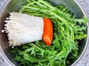 准备原材料茼蒿摘好洗净胡萝卜去皮金针菇去蒂洗净