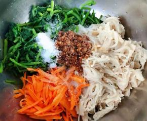 茼蒿、金针菇、胡萝卜、自制蒜蓉辣椒油、糖、醋、盐、味精放入容器中