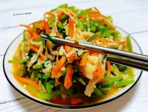 茼蒿胡萝卜金针菇入口酸辣可口开胃下饭