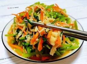 茼蒿胡萝卜金针菇入口酸辣可口开胃下饭