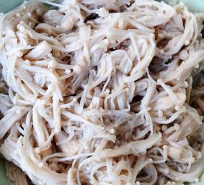 焯好水的金针菇立即放入冷水中过凉后沥干水份备用