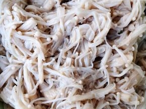 焯好水的金针菇立即放入冷水中过凉后沥干水份备用