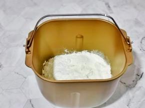 再加入高筋面粉，奶粉。
