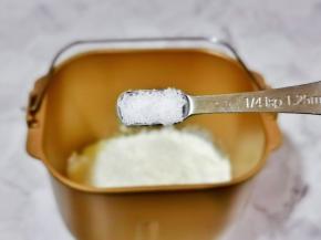 再加入盐，糖与盐对角放。