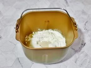 最后在面粉上面挖个洞，把酵母粉倒入，再用旁边面粉盖起来，注意不要挖到液体哈。