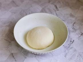 取出揉好的面团，揉圆放入器具中。