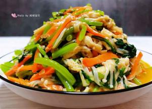 酸辣开胃的凉拌菜装入盘中就大功告成了