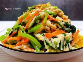酸辣开胃的凉拌菜装入盘中就大功告成了