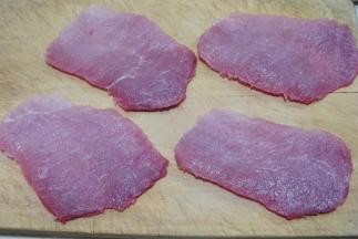 1.牛里脊洗净，切成厚约1厘米的大片