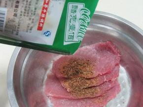 3.将适量的芝加哥牛排调料倒在肉片上