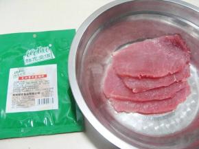 2.肉片入盆中，COOK100酷克壹佰芝加哥牛排调料准备好