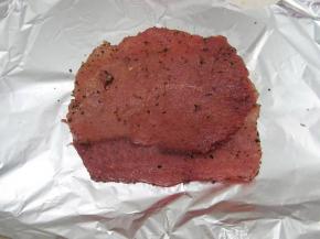 5.腌好的牛肉片两片一组，叠在一起，放在锡纸上