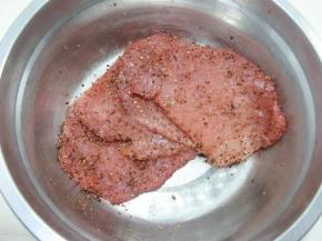 4.加少量清水，使调料分布得更均匀，能充分入味， 然后在凉爽的地方静置一小时左右