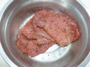 4.加少量清水，使调料分布得更均匀，能充分入味， 然后在凉爽的地方静置一小时左右