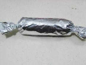 7.用锡纸包裹好，两端轻轻拧上