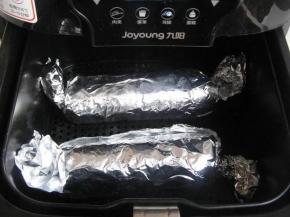 8.将剩下的两片肉也如法炮制； 空气炸锅200度，预热5分钟后，将牛肉卷放入炸篮中