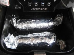 8.将剩下的两片肉也如法炮制； 空气炸锅200度，预热5分钟后，将牛肉卷放入炸篮中