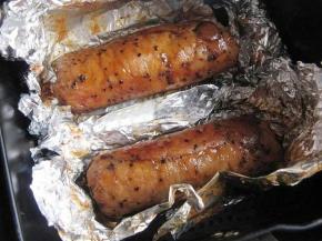 9.20分钟后，拉出炸篮，打开锡纸，将蚝油和清水混合液用刷子均匀地刷在肉卷表面，将炸篮重新推进炸锅中，190度烤5分钟后出锅   配上焯过水的西兰花和胡萝卜块，牛肉卷切片食用