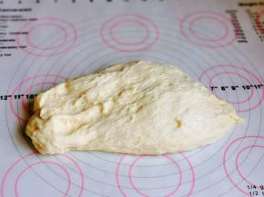 取出发酵好的面团，反复揉排气。