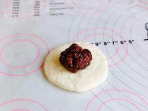 取一块面团，擀圆饼，再放上蜜豆馅，如包子手法包起来，收口一定要捏紧。