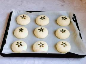 依次做好，摆放在垫好油纸的烤盘中，并间隔距离。