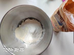 所有的材料按照液体、糖、盐、粉、酵母的顺序放入搅拌缸中。