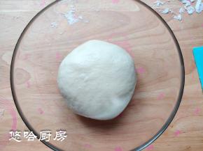 面团表面收光滑放入大碗中，放温暖的地方或发酵箱中发酵。