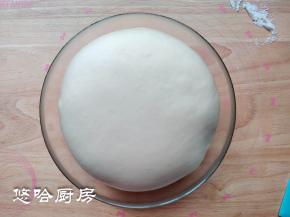 1小时20分钟后，发酵好的面团已经满盆了。