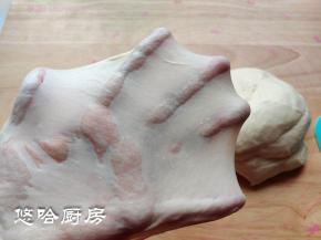 加入黄油后很快就能打至面团能拉出薄薄的手套膜，很有韧性。