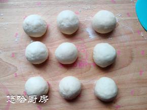 面团移至案板上，平均分成9个，滚圆后盖保鲜膜松弛20分钟。如果对滚圆面团感觉有难度的话，你可以像包包子一样捏起来，一次滚圆也可以，省掉中间的松弛环节。