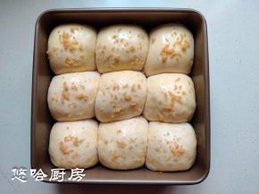 发酵到位的面团表面刷一点全蛋液，撒一点黄油砂糖或者砂糖。黄油砂糖是将粗砂糖在黄油里炒过的。
