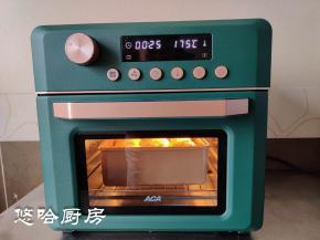 烤箱提前以175度预热，预热到位后烤盘放入烤箱下层，先烘烤5分钟，表面上色后温度调至160度，继续烘烤10分钟。