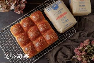 烘烤结束后立刻取出烤盘，因为刷了蛋液上色稍微有点深。不喜欢上色深的，面包上可以刷一点水或牛奶，起到一个保湿的作用。