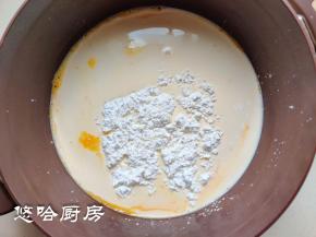 把蛋黄、牛奶、白糖、玉米淀粉全部放入锅中搅匀，一定要搅拌至没有干粉。