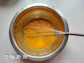 2个蛋黄打散备用，只要蛋黄哦，不要蛋清，蛋清煮的时候容易结块。