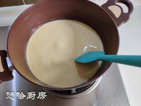 开小火慢慢煮，一边煮一边用刮刀搅拌，避免糊锅底。