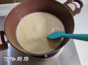 开小火慢慢煮，一边煮一边用刮刀搅拌，避免糊锅底。