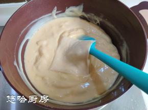 一直煮至面糊变浓稠时，放入一片芝士片，继续搅拌至融化，关火。