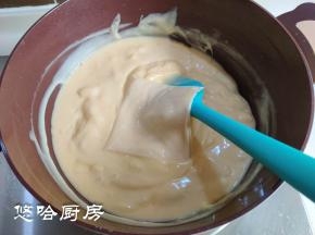 一直煮至面糊变浓稠时，放入一片芝士片，继续搅拌至融化，关火。