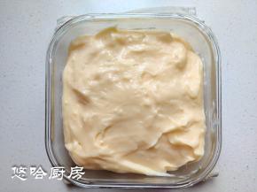 把奶酪糊倒入耐热容器中，上面盖保鲜膜放凉，彻底放凉后盖好盖子放冰箱冷藏2个小时以上。