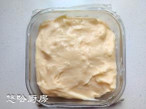 把奶酪糊倒入耐热容器中，上面盖保鲜膜放凉，彻底放凉后盖好盖子放冰箱冷藏2个小时以上。