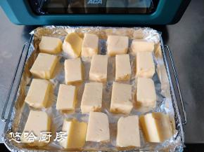 篮子中铺一张锡纸，锡纸裁的大一些，边缘包住篮子，这样待会炸的时候锡纸不会被吹起来。