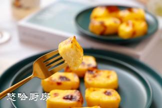 炸至表面有焦色，即可取出。热吃表皮脆脆的，内里软糯。