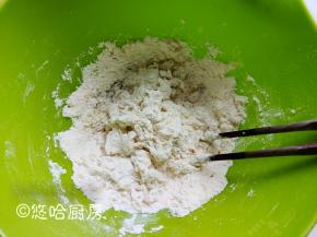 把所有的材料（除馅料）全部放入盆中，用筷子搅成絮状。水是室温的温度，无需热水更不用烫面。