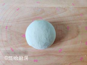 和成面团，移至案板上揉光滑，盖保鲜膜松弛半个小时左右。