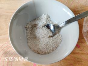 白糖加面粉拌匀，待会做馅用。白糖里加点面粉，目的是让烤好的烧饼咬一口不至于白糖到处流。