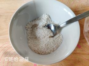 白糖加面粉拌匀，待会做馅用。白糖里加点面粉，目的是让烤好的烧饼咬一口不至于白糖到处流。