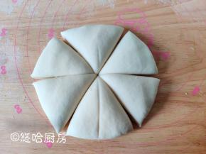 松弛后的面团轻轻擀几下，分成大致相当的6份。
