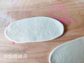 依次包好后松弛5分钟，再依次上下擀开、擀长。如果不好擀长，松弛一会再擀。