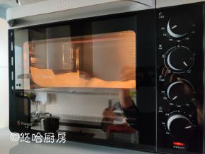 烤箱以上火230度、下火200预热，预热后烤盘放入烤箱的中下层，烘烤5~10分钟，看到面团表面上色、鼓起大包即可取出烤盘。